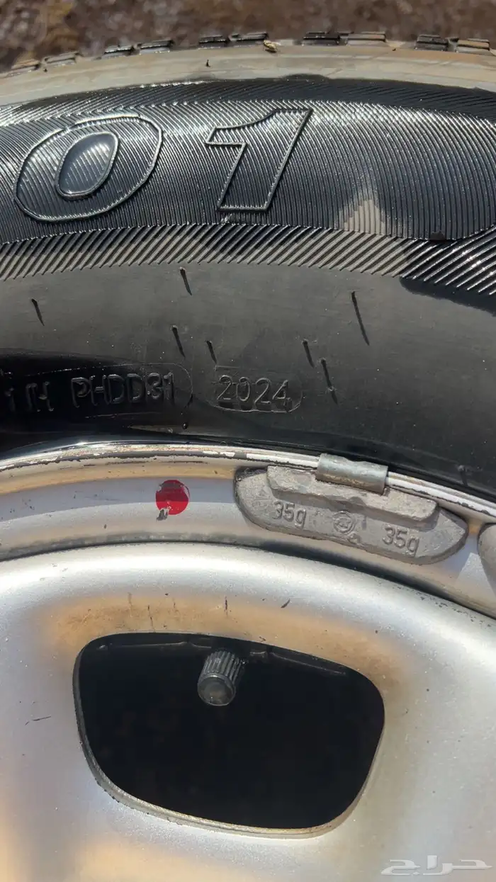 كفرات وجنوط هايلكس طقم 4مقاس 15 نضيفه بعروقها مع الاكواب 5