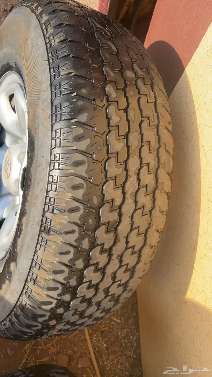 كفرات وجنوط هايلكس طقم 4مقاس 15 نضيفه بعروقها مع الاكواب 4