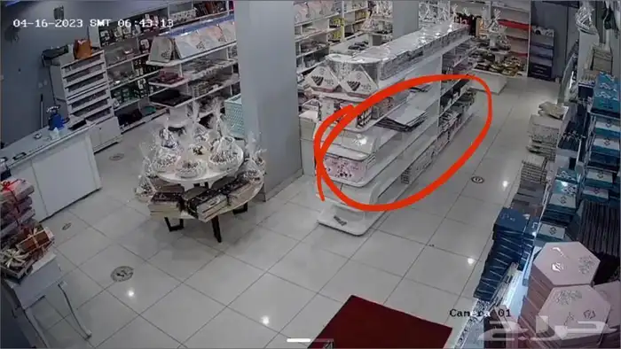 اغرض محل حلويات كامله ومن اجود انواع الخشب والثلاجات 13