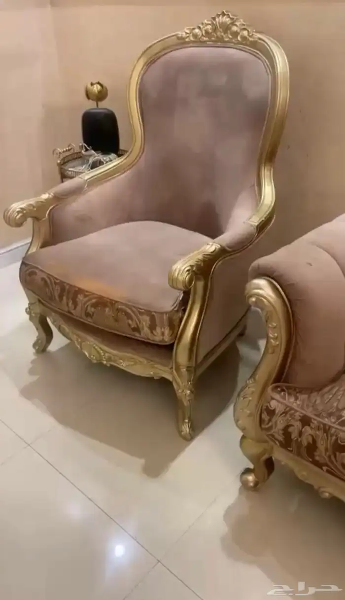 كنب كلاسيكي كبير مع طاولات 0