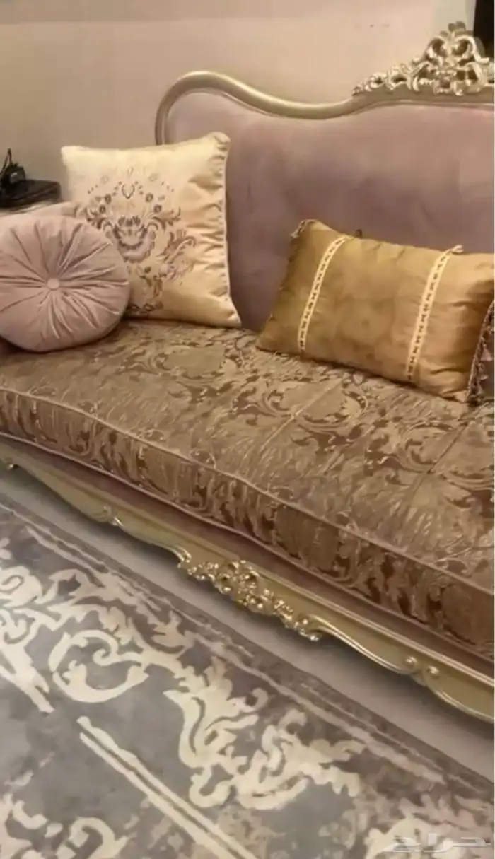 كنب كلاسيكي كبير مع طاولات 3