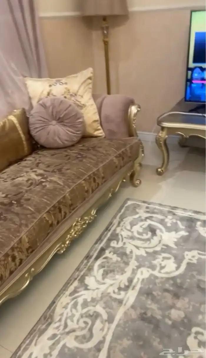 كنب كلاسيكي كبير مع طاولات 4