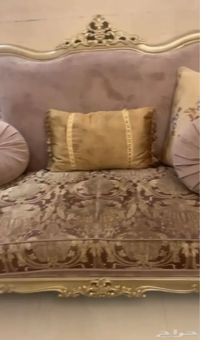 كنب كلاسيكي كبير مع طاولات 1