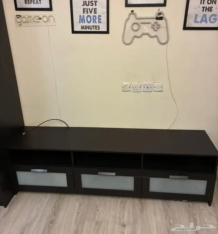 طاولة تلفزيون من ايكيا شبه جديدة 0