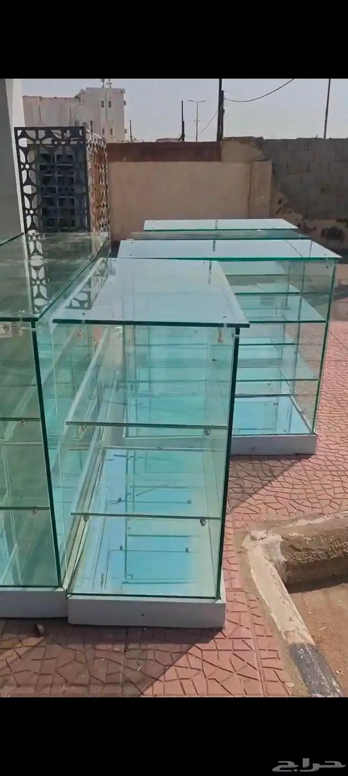 فترينات محل عطور .صيدليات 1