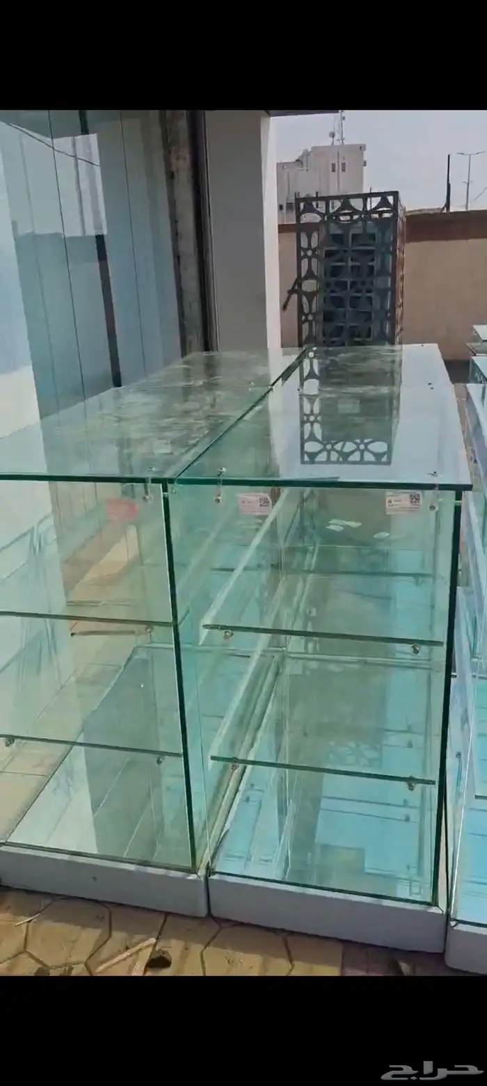 فترينات محل عطور .صيدليات 2