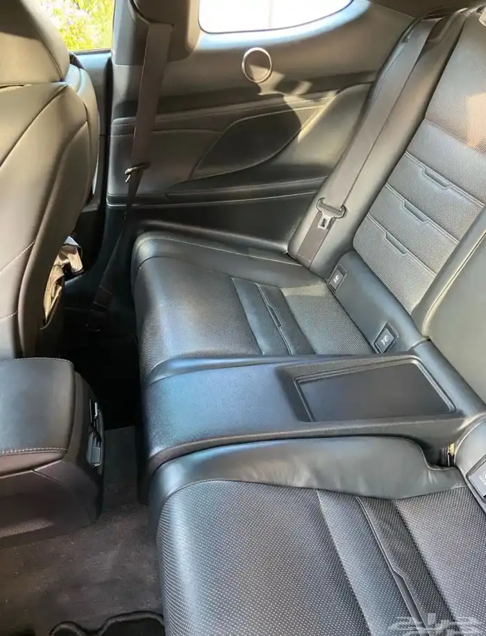 لكزس RC F-SPORT بلون جميل وممشى 102 ألف كيلو. 12