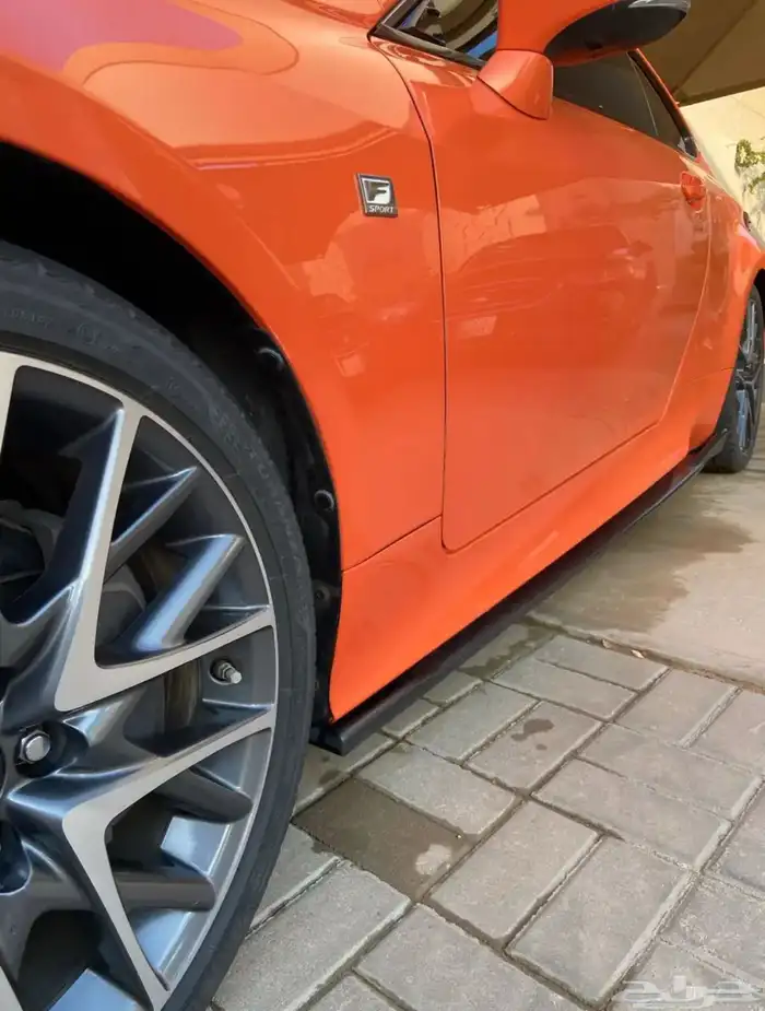 لكزس RC F-SPORT بلون جميل وممشى 102 ألف كيلو. 2