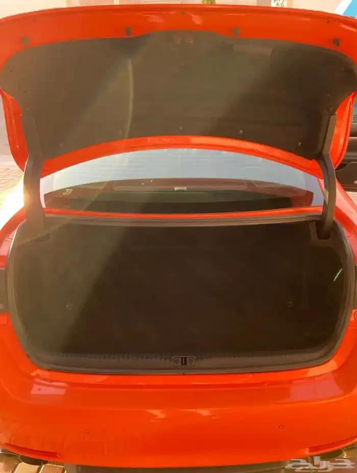 لكزس RC F-SPORT بلون جميل وممشى 102 ألف كيلو. 7