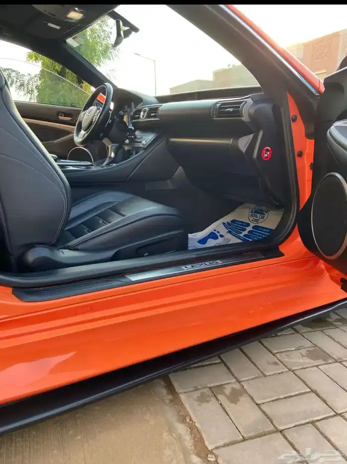 لكزس RC F-SPORT بلون جميل وممشى 102 ألف كيلو. 9