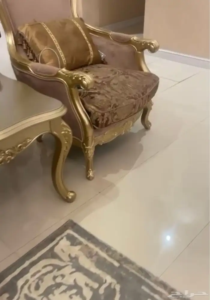 كنب كلاسيكي كبير مع طاولات 2