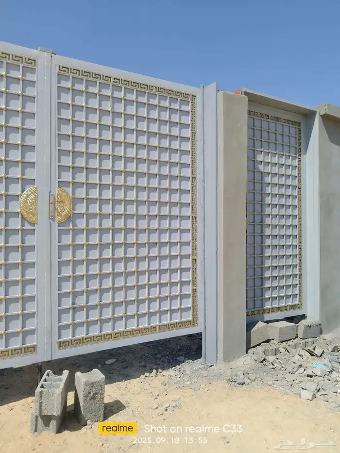 يوجد حوش كبير فيه غرفه ودورت مياه مساحة الحوش 1612متر 0