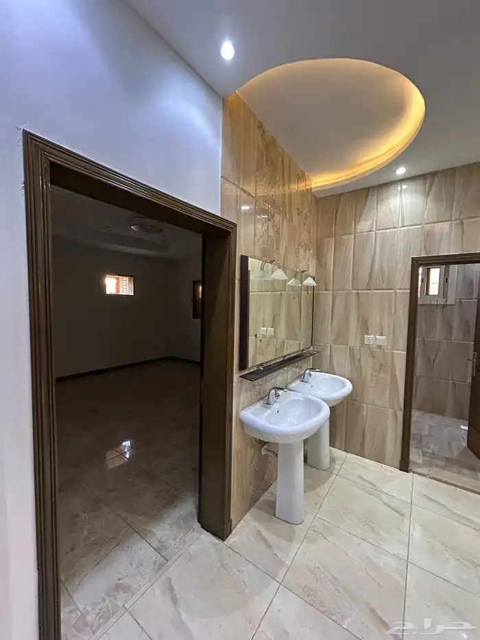 دور أرضي مستقل مع حوش ومدخلين للايجار في جدة 5