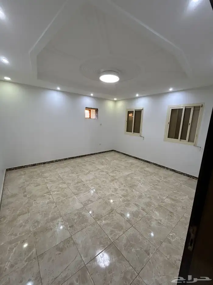 دور أرضي مستقل مع حوش ومدخلين للايجار في جدة 4