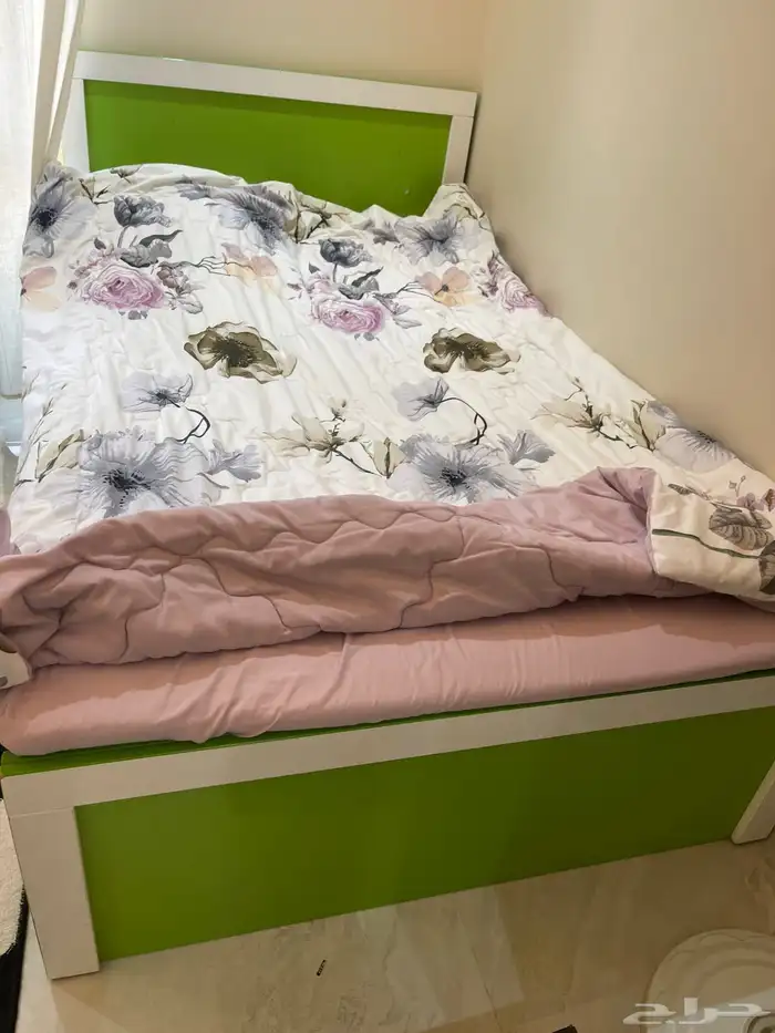 اثاث دواليب ومكتب وسرير 0