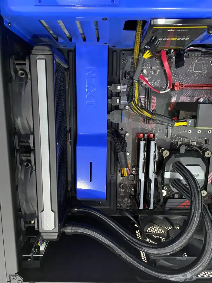 للبيع بي سي قيمنق 8