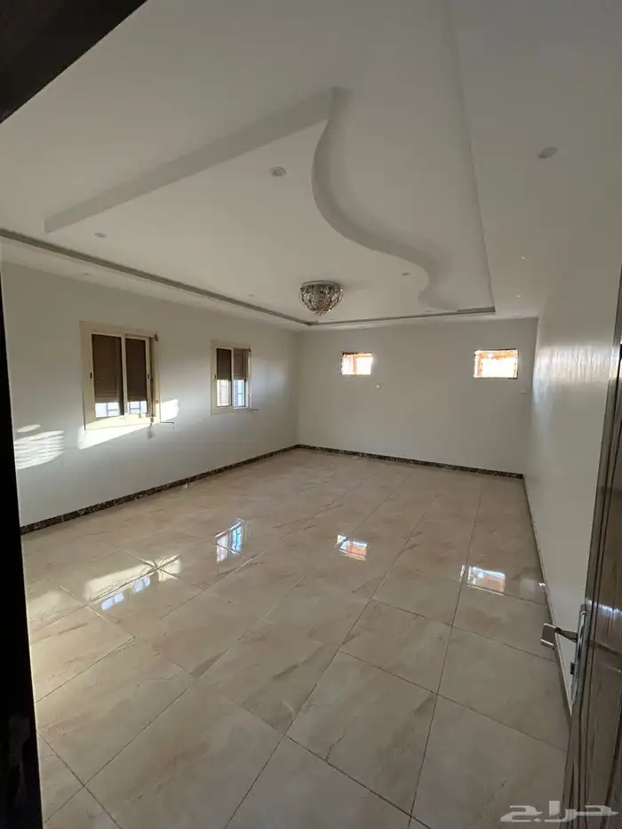 دور أرضي مستقل مع حوش ومدخلين للايجار في جدة 6