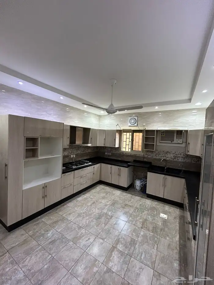 دور أرضي مستقل مع حوش ومدخلين للايجار في جدة 1