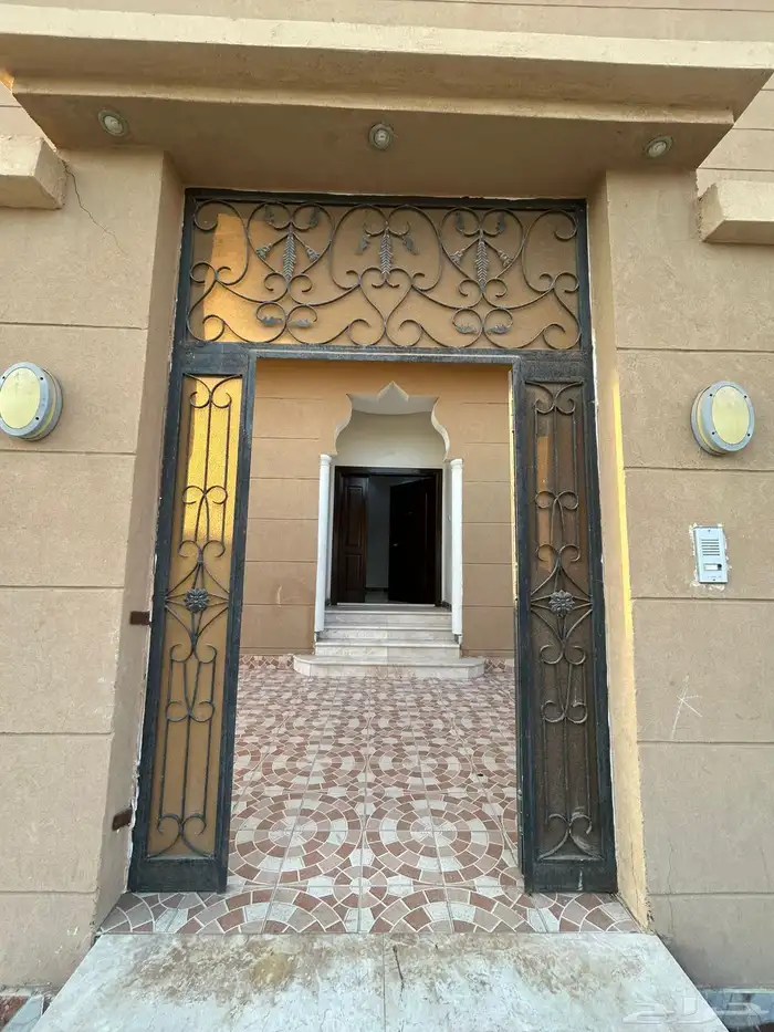 دور أرضي مستقل مع حوش ومدخلين للايجار في جدة 0