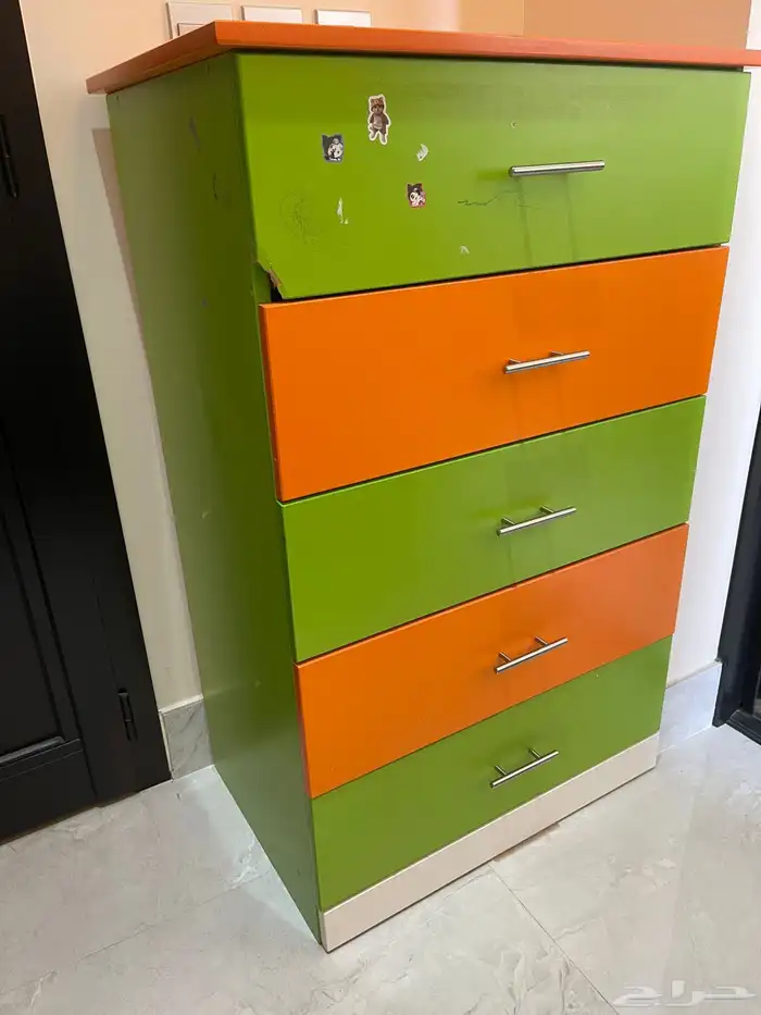 اثاث دواليب ومكتب وسرير 2