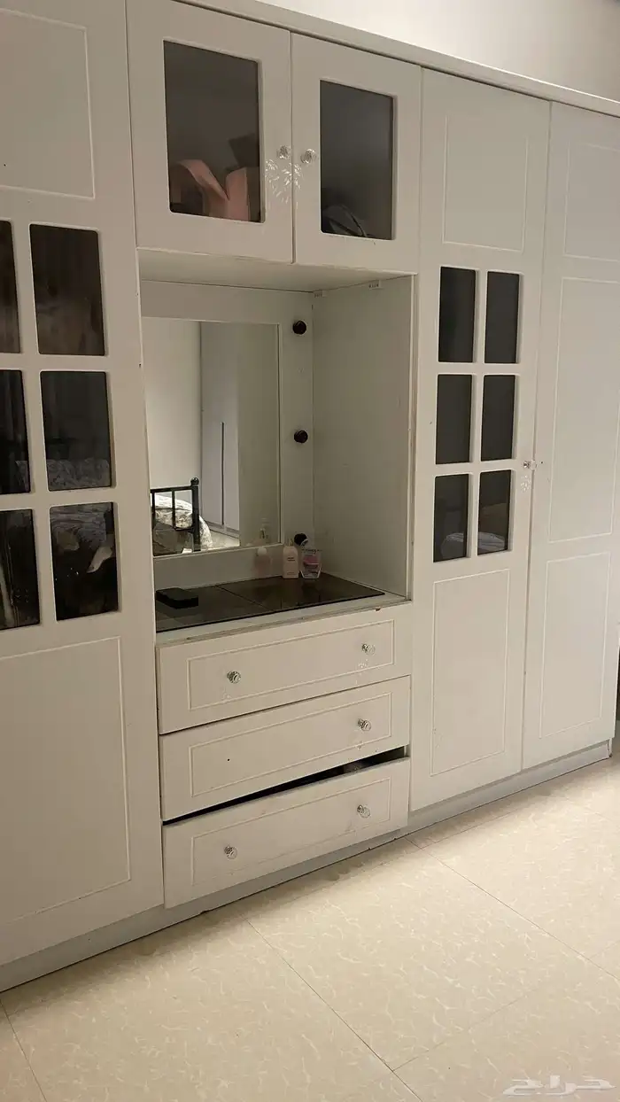 دولاب ملابس 240 240 نظيف جدا اربعة ابواب مع تسريحه وثلاثة اد 1