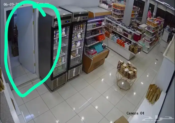 اغرض محل حلويات كامله ومن اجود انواع الخشب والثلاجات 15