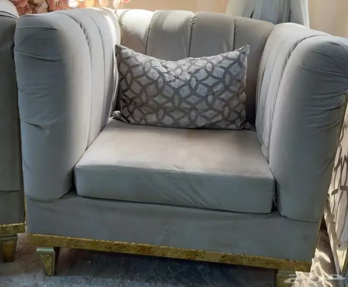 طقم كنب كلاسيكي بيج مبروز بسل استيل ذهبي وطاولات مثله 6