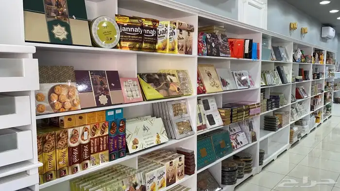 اغرض محل حلويات كامله ومن اجود انواع الخشب والثلاجات 16