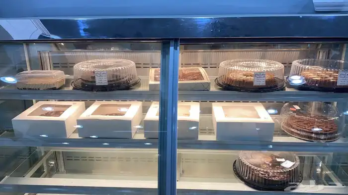 اغرض محل حلويات كامله ومن اجود انواع الخشب والثلاجات 12