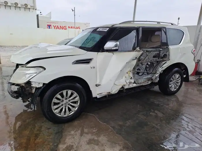 نيسان باترول 2012 مصدوم وجهيه وجنب يسار عدد الملاك 3 ممشى 11 6