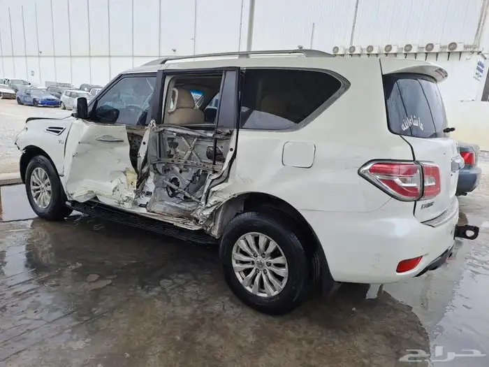 نيسان باترول 2012 مصدوم وجهيه وجنب يسار عدد الملاك 3 ممشى 11 0