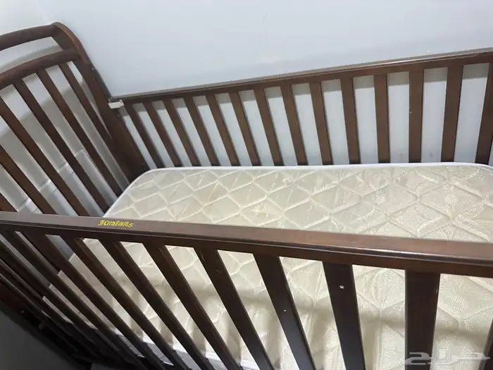 سرير أطفال من جونيورز جديد استعمال خفيف 1