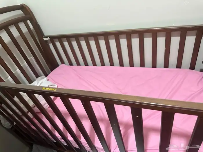 سرير أطفال من جونيورز جديد استعمال خفيف 0