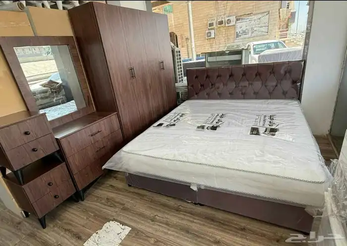 سرير  مرتبه  دولاب  تسريحة  وكمدينه اثاث غرف النوم كامل 1