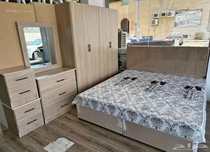 سرير  مرتبه  دولاب  تسريحة  وكمدينه اثاث غرف النوم كامل 0
