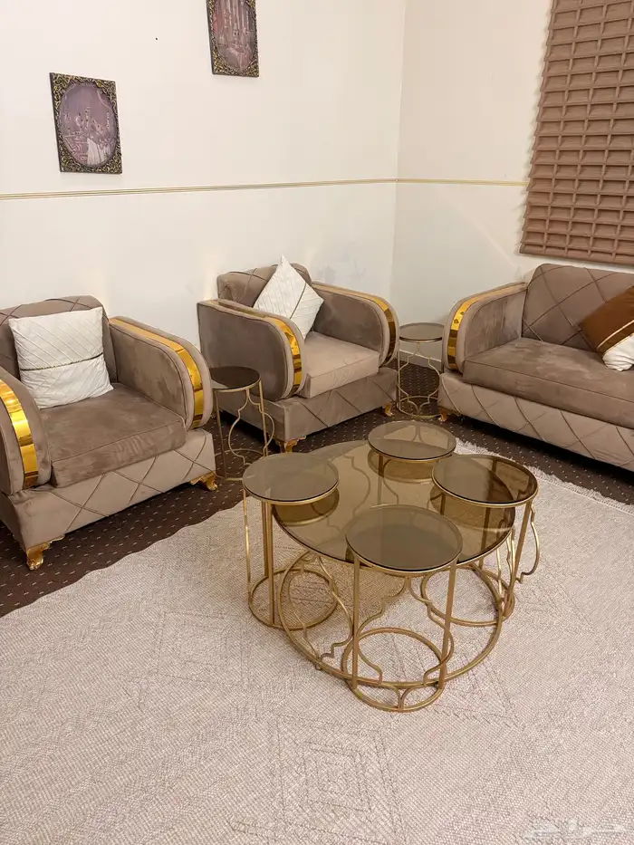 كنب للبيع مع طاولة خدمة وستارة 2