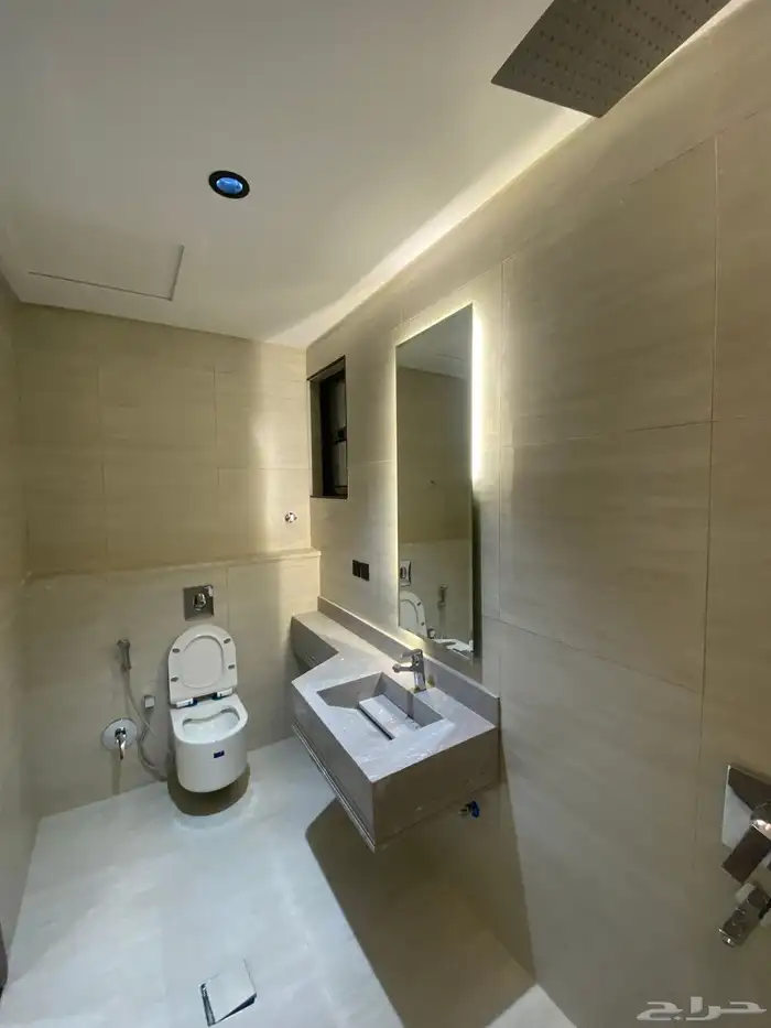 للبيع شقة دور ارضي مع سطح خاص تشطيب Vip في أبها حي البديع 17