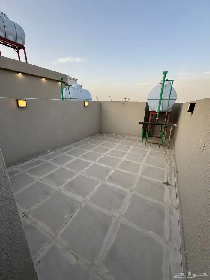 للبيع مقابل كوبري مطار أبها شقق علويه ببلكونه مصعد جاهزشغال 17