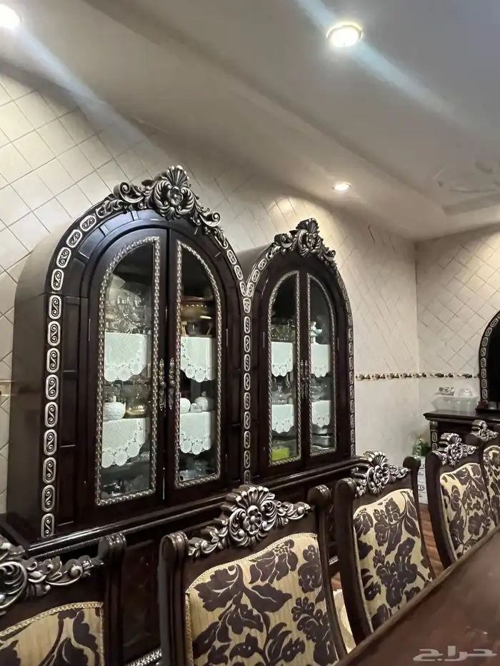 للبيع طاوله طعام 12 كرسي   2 دولاب بوفيه 5