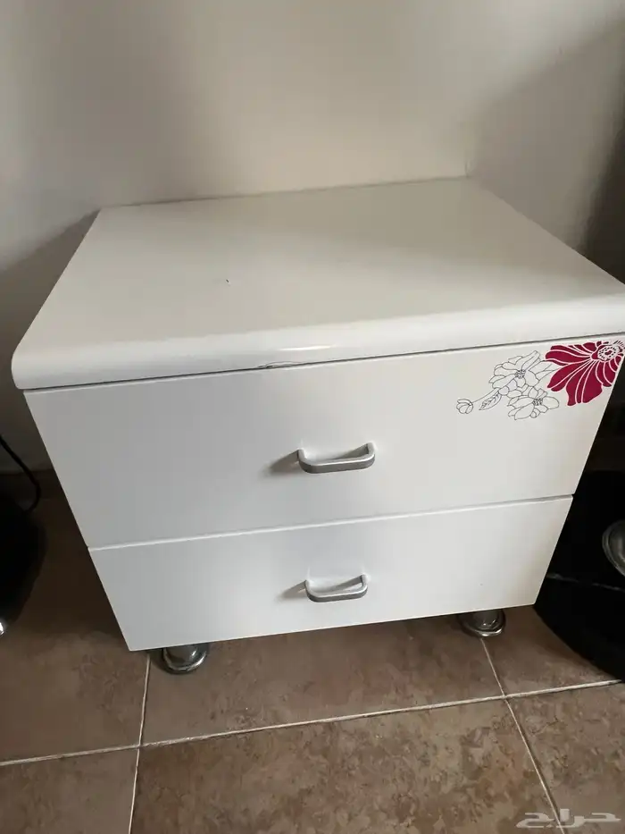 غرفة نوم بناتي ايكيا تتكون من سرير وتسريحة وكومدينة 1