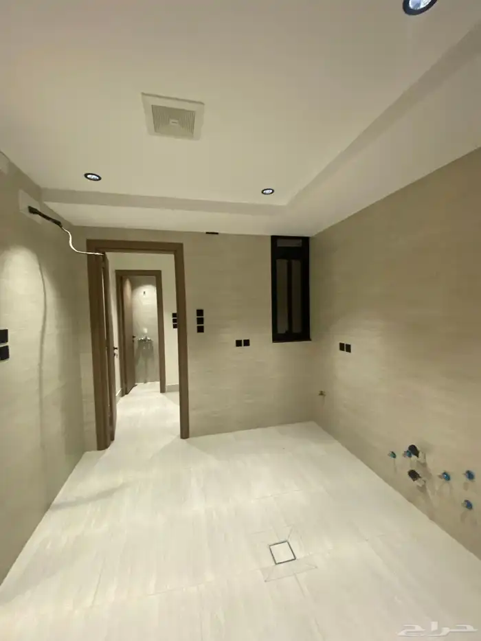 للبيع شقة دور ارضي مع سطح خاص تشطيب Vip في أبها حي البديع 8