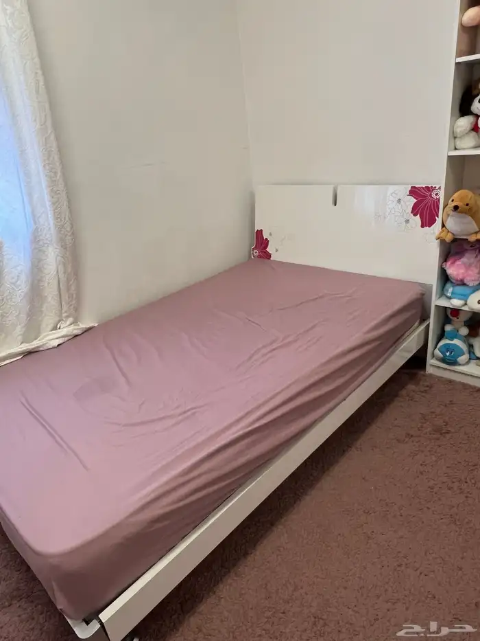 غرفة نوم بناتي ايكيا تتكون من سرير وتسريحة وكومدينة 0