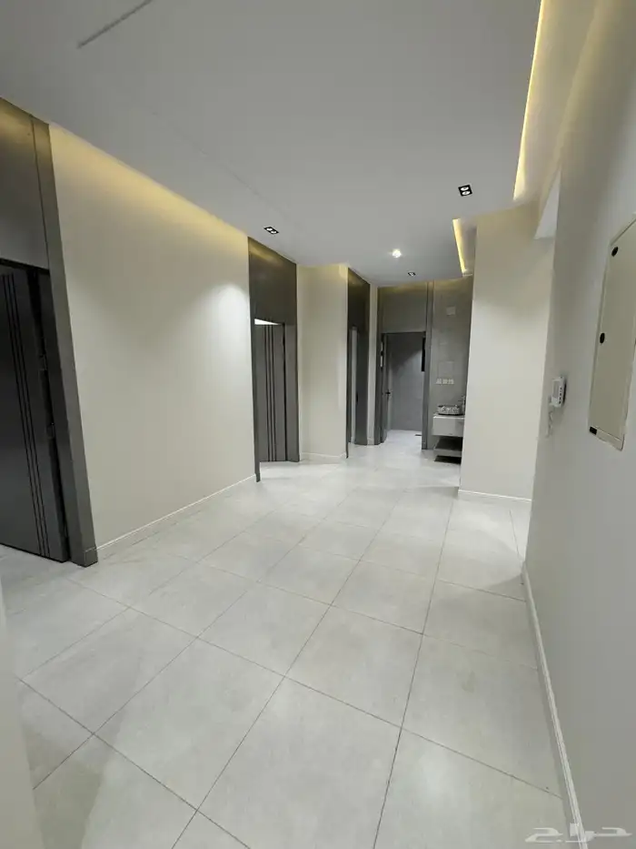 للبيع مقابل كوبري مطار أبها شقق علويه ببلكونه مصعد جاهزشغال 5