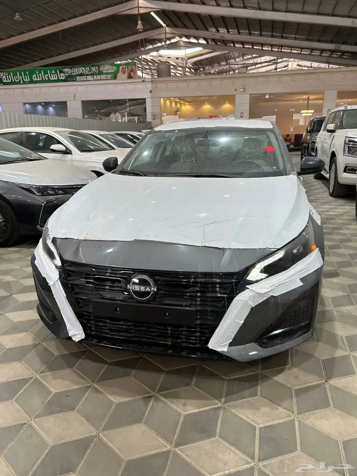 نيسان التيما 2026استاندر الألوان المتوفرة رمادي وأبيض 0