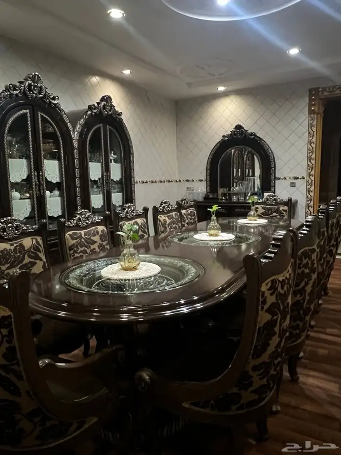 للبيع طاوله طعام 12 كرسي   2 دولاب بوفيه 0