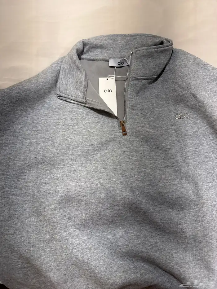 هودي نسائي من براند Alo yoga 1