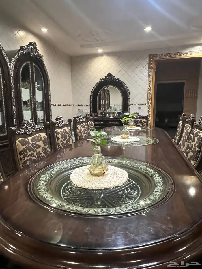 للبيع طاوله طعام 12 كرسي   2 دولاب بوفيه 4
