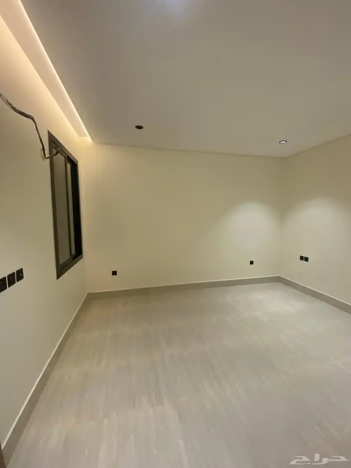 للبيع شقة دور ارضي مع سطح خاص تشطيب Vip في أبها حي البديع 15