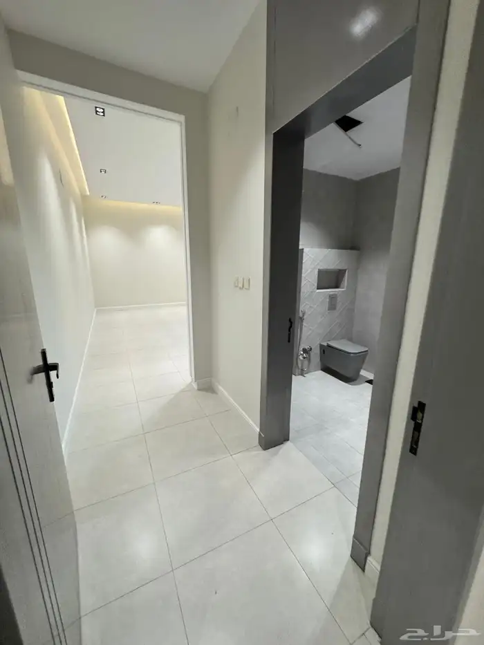 للبيع مقابل كوبري مطار أبها شقق علويه ببلكونه مصعد جاهزشغال 12