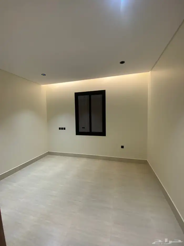 للبيع شقة دور ارضي مع سطح خاص تشطيب Vip في أبها حي البديع 12